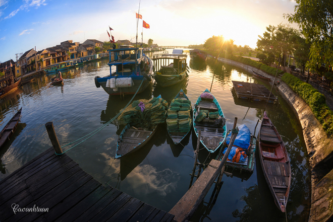 [-]Ảnh[-]độc[-]đáo[-]về[-]dòng[-]sông[-]Hoài[-]bình[-]yên[-]giữa[-]phố[-]cổ[-]Hội[-]An